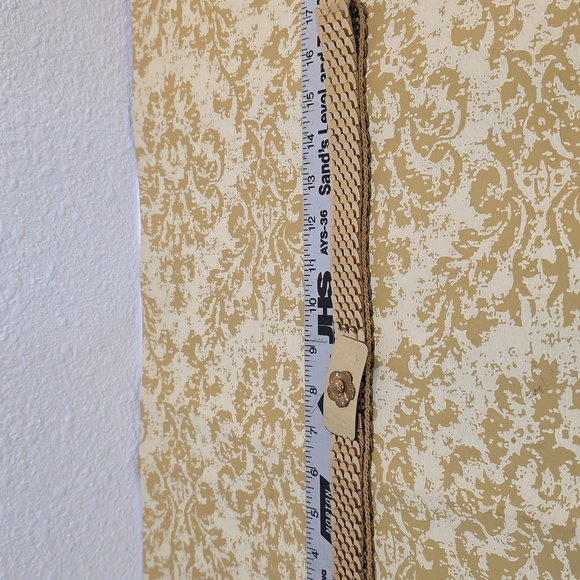 vVintage 1980s gold-tone metal fish-scale stretch belt with a flower - Picture 5 of 7